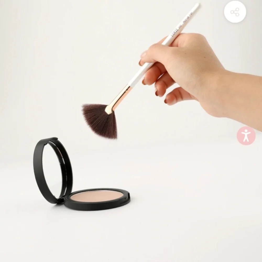 LUXIE 560 MEDIUM FAN BRUSH FLAWLESS BRAND NEW